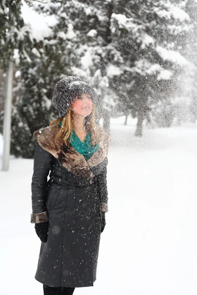 Un ritratto invernale di bionda con un cappello di pelliccia — Foto Stock