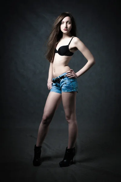 Sexy jovem morena auto-confiante — Fotografia de Stock