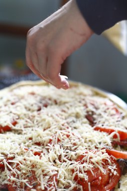 pişmemiş ev yapımı pizza