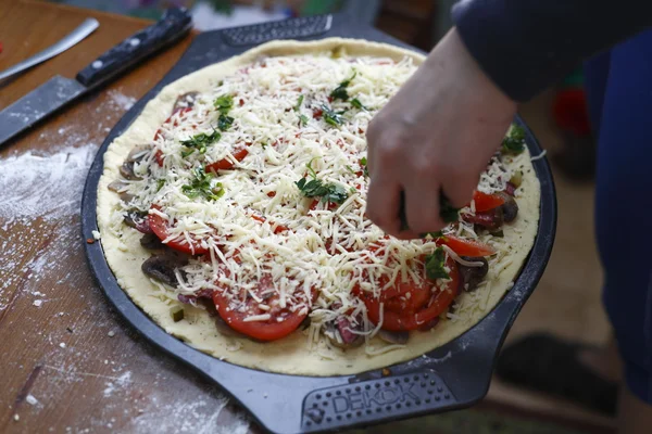 Pizza fatta in casa cruda — Foto Stock