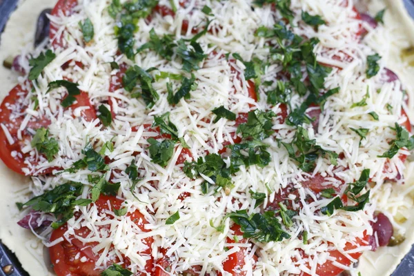 Hausgemachte Pizza ungekocht — Stockfoto