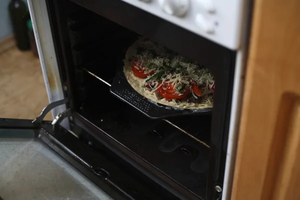Gotowania pizza — Zdjęcie stockowe