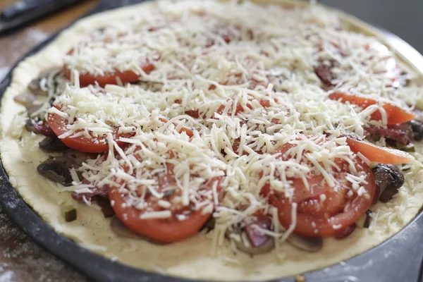 未经烹煮的自制披萨 — 图库照片