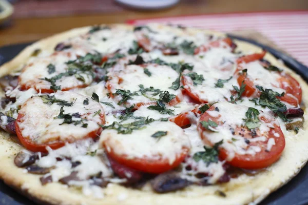 Hausgemachte vegetarische Pizza — Stockfoto