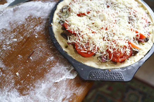 Ongekookt zelfgemaakte pizza — Stockfoto