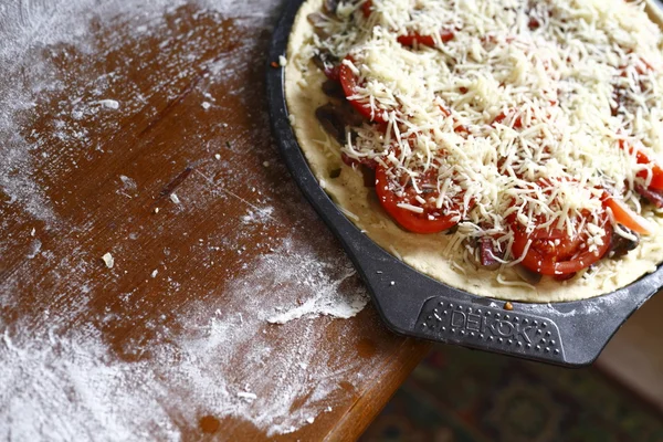 Okokt hemmagjord pizza — Stockfoto