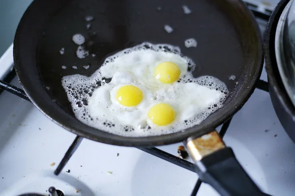 Broken egg frying in a pan — Stock Photo, Image