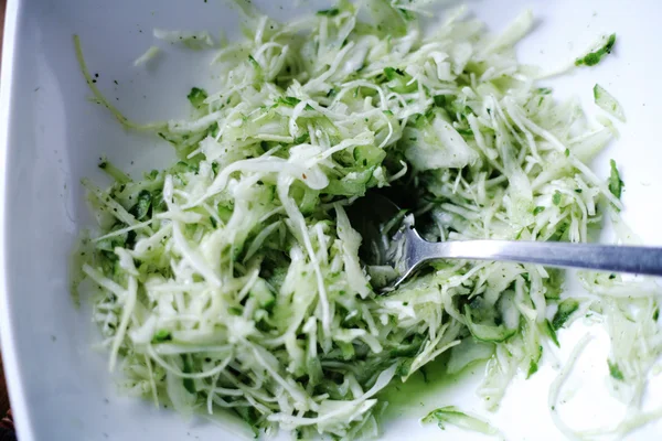 Овощной салат из киноа с полевыми зелеными — стоковое фото