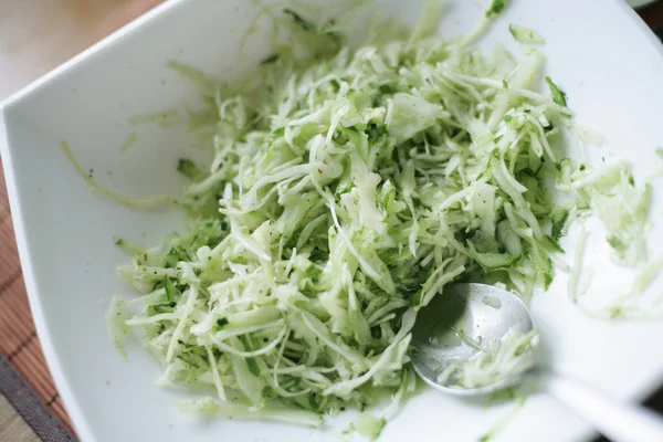 Овощной салат из киноа с полевыми зелеными — стоковое фото
