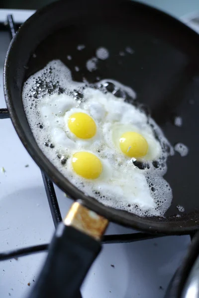 在一个平底锅煎炸破的蛋 — 图库照片
