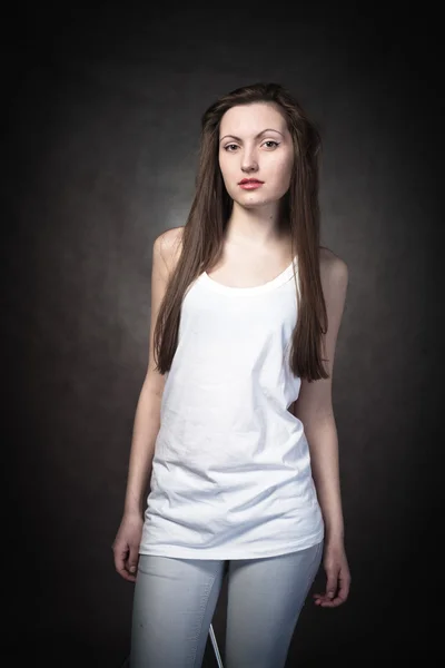 Porträt einer jungen brünetten Dame — Stockfoto
