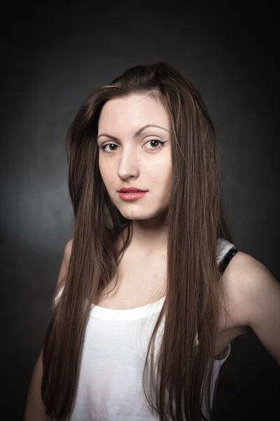 Portrét mladé brunetky dáma — Stock fotografie