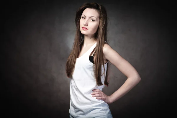Porträtt av en ung brunett dam — Stockfoto