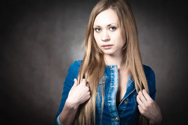 Junge Blondine in Jeans-Shorts — Stockfoto