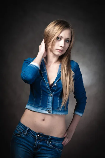 Młoda blondynka w dżinsach spodenki — Zdjęcie stockowe