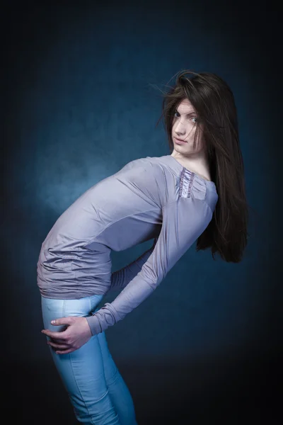 Портрет молодой девушки в джинсах — стоковое фото