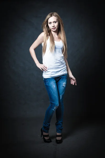 Una giovane bionda che indossa pantaloncini jeans — Foto Stock