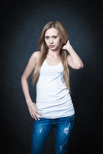 Une jeune blonde portant un short en jean — Photo
