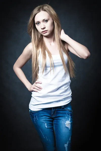 Een jonge blonde dragen van jeans shorts — Stockfoto