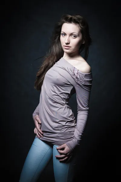 Ritratto di una giovane ragazza in jeans — Foto Stock