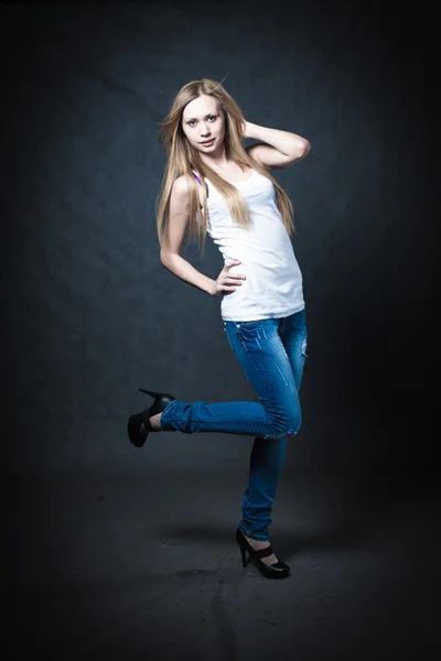 Una giovane bionda che indossa pantaloncini jeans — Foto Stock