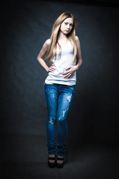 Uma jovem loira vestindo jeans shorts — Fotografia de Stock