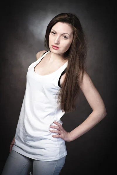 Portret młodej brunetki — Zdjęcie stockowe
