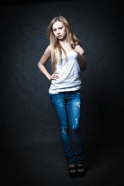 En ung blondin som bär jeansshorts — Stockfoto