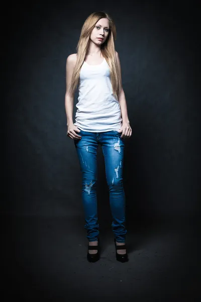 Eine junge Blondine in Jeans-Shorts — Stockfoto