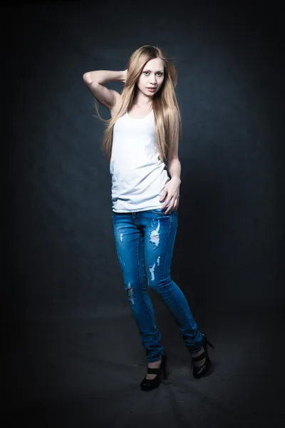 Eine junge Blondine in Jeans-Shorts — Stockfoto