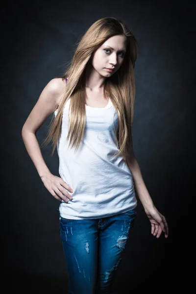 Une jeune blonde portant un short en jean — Photo