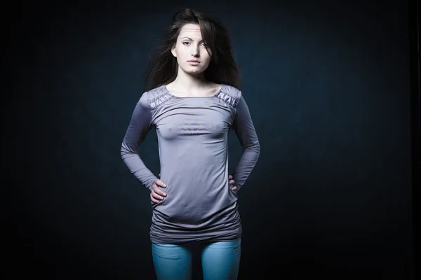 Portret młodej dziewczyny w dżinsach — Zdjęcie stockowe