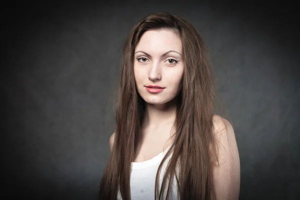 Portret van een jonge brunette dame — Stockfoto