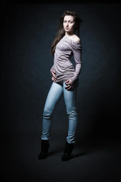 Porträtt av en ung tjej i jeans — Stockfoto