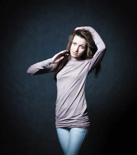 Портрет молодой девушки в джинсах — стоковое фото