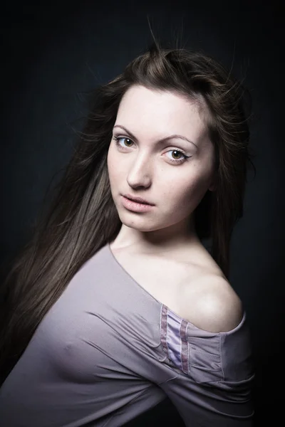 Genç bir esmer kadının portresi. — Stok fotoğraf