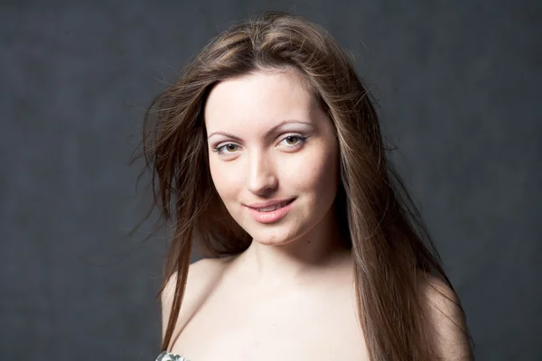 Portret van een jonge brunette dame — Stockfoto