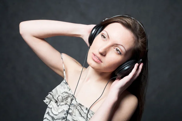 Woman with headphones listening to music — Stock Photo, Image