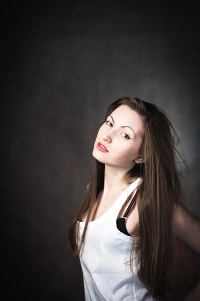 Portret van een jonge brunette dame — Stockfoto