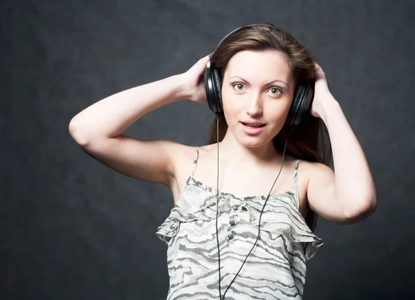Mujer con auriculares escuchando música —  Fotos de Stock