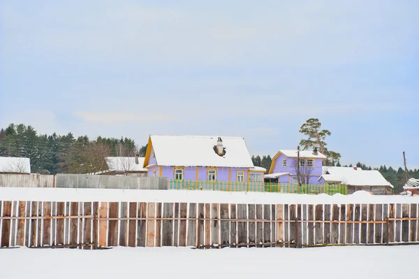 Huis onder de sneeuw — Stockfoto