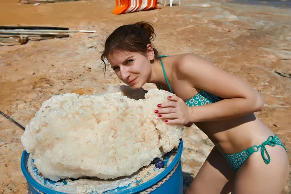 死海の塩と女性。イスラエル — ストック写真