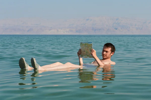 Mann liest ein Buch — Stockfoto