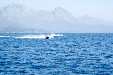 açık denizde yelkenlilisanslı meydan.