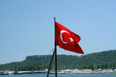 Türk bayrağı. Yat ve bir arka plan dağlarda.