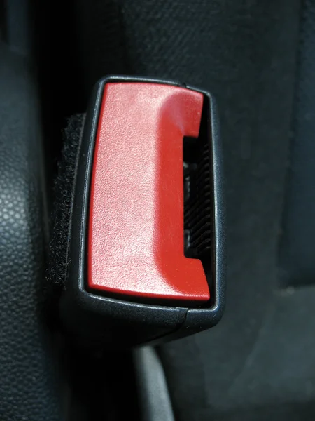 Auto-Gürtelschloss mit rotem Knopf. — Stockfoto