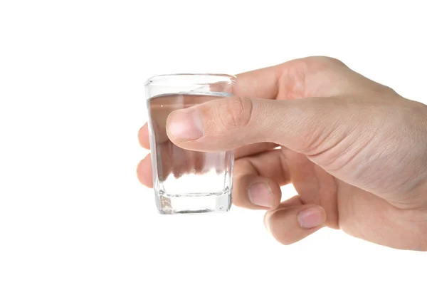 Hand som håller ett glas med vodka. — Stockfoto