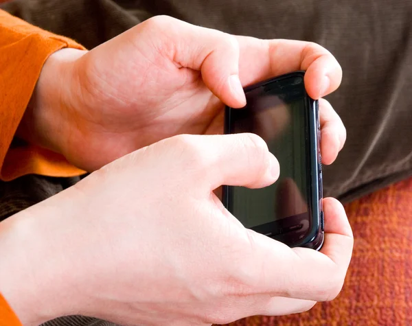 Mani con uno smartphone — Foto Stock