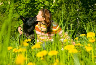 kadın köpeğini çayır üzerinde