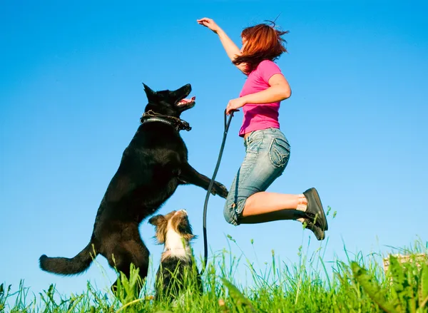 Vrouw met haar hond op weide — Stockfoto